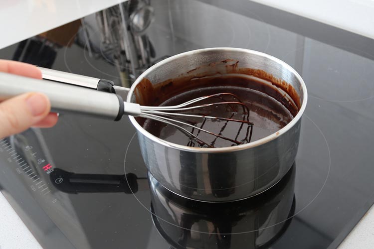 Cómo hacer sirope de chocolate perfecto para postres - Código Cocina