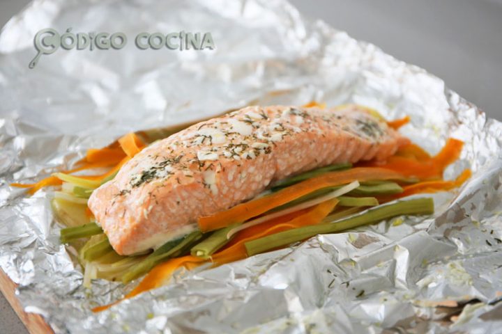 Salmón en papillote al horno con verduras - Código Cocina