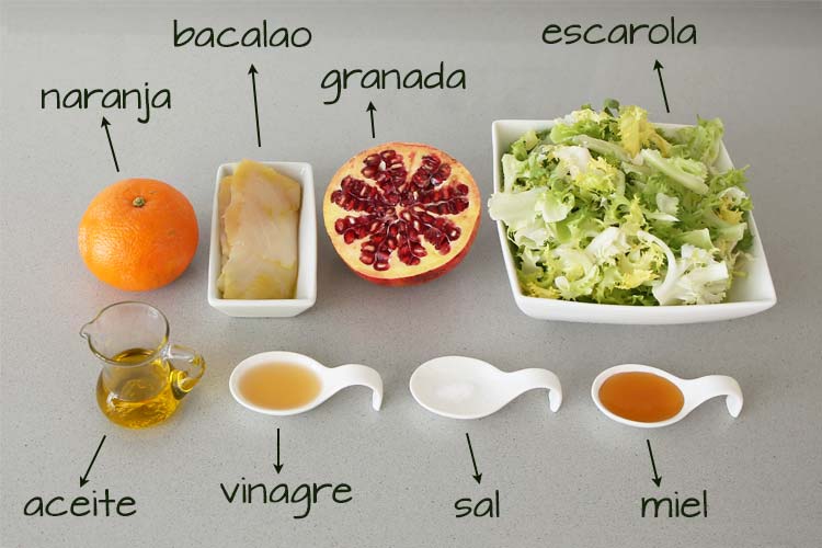 Ingredientes para hacer ensalada de escarola, bacalao y naranja