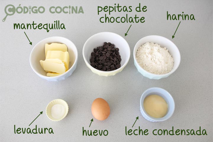 Ingredientes para hacer galletas de leche condensada con pepitas de chocolate