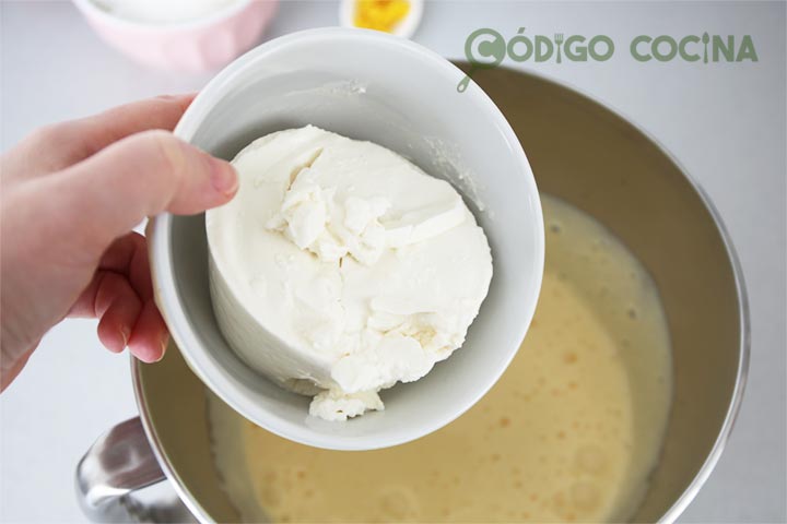 Añadir el queso ricotta a la masa del bizcocho