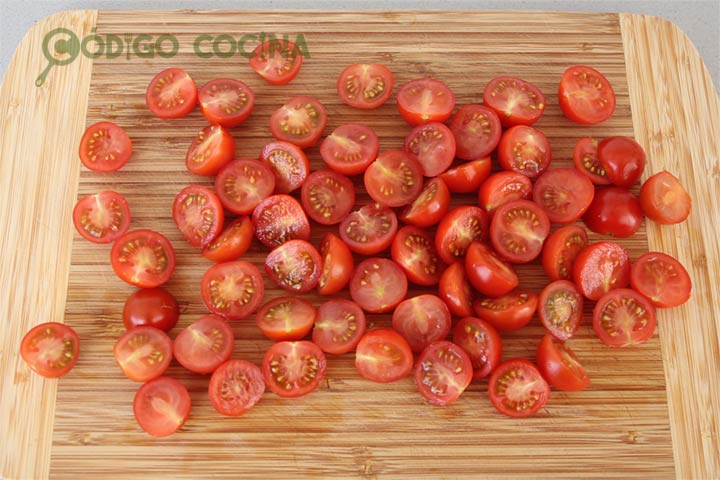 Cortar los tomates cherry por la mitad