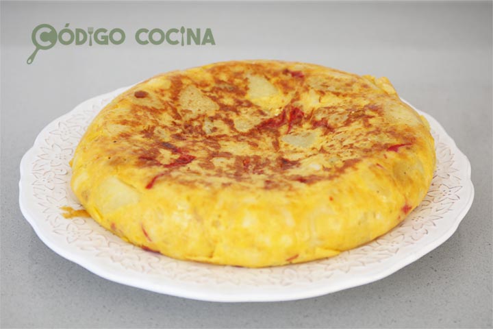 Tortilla jugosa con patata y bacalao