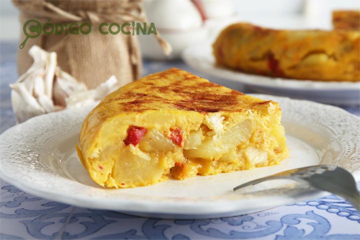 Tortilla de patatas con bacalao y pimientos jugosa y muy rica