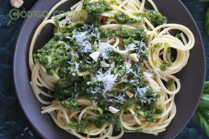 Espaguetis con pesto de almendras