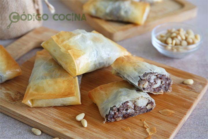 Bocaditos de masa filo rellenos de morcilla y pera