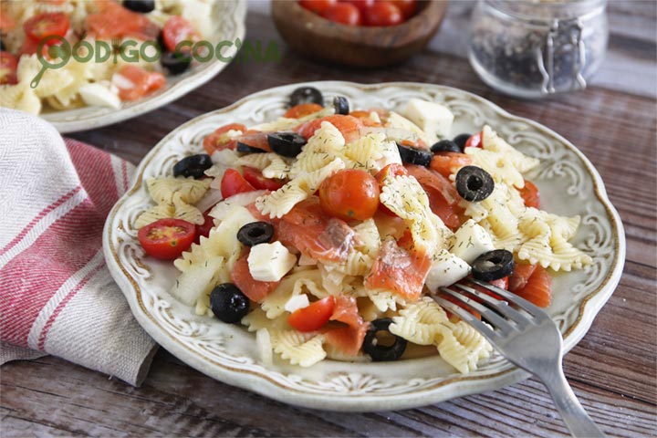 Ensalada de pasta con salmón ahumado