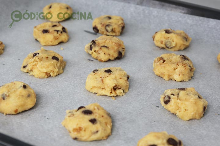 Galletas de chocolate y nuez listas para hornear