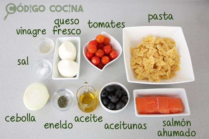 Ingredientes para hacer ensalada de pasta con salmón y queso fresco