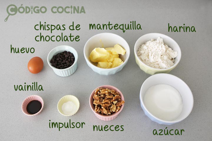 Ingredientes para hacer galletas de nueces y chocolate negro