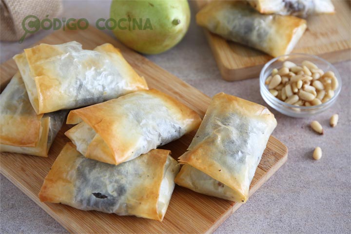 Paquetitos de masa filo con morcilla y pera