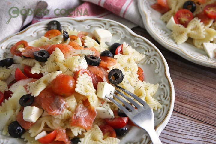 Receta de pasta fría con salmón ahumado