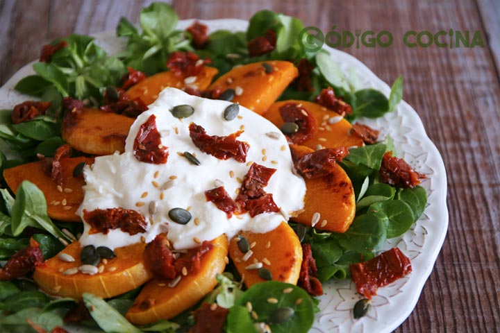 Ensalada de canónigos con burrata y calabaza