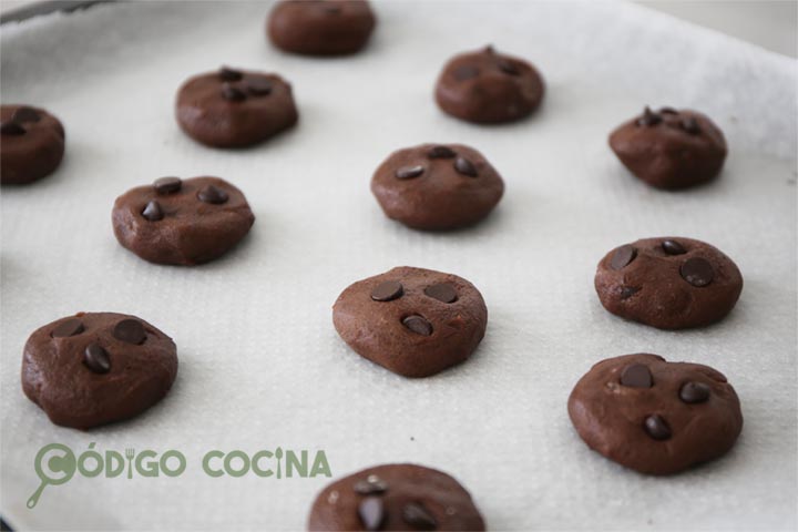 Formar bolitas y adornar con las pepitas de chocolate