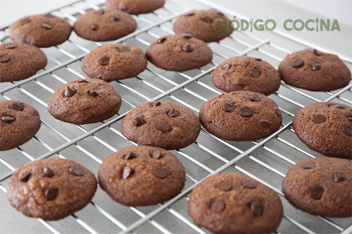 Hornear las galletas con chocolate y café