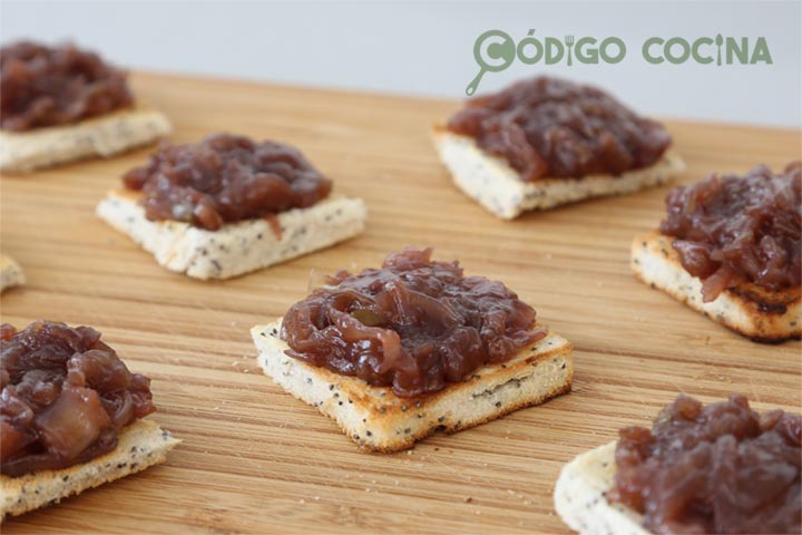 Canapés con cebolla caramelizada