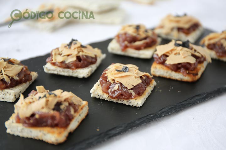 Canapés con foie y cebolla caramelizada